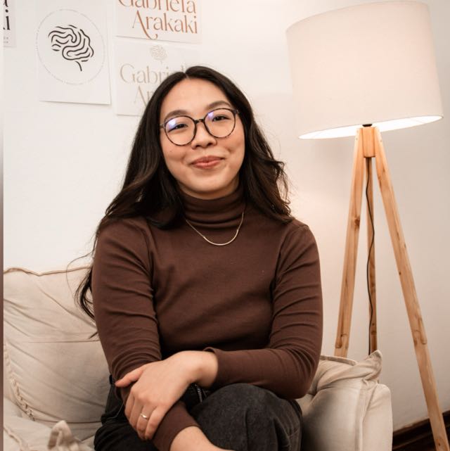 Psicóloga Gabriela Arakaki em atendimento
